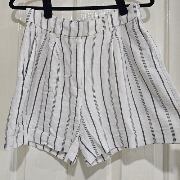 Pants - Striped High-Waist Linen Blend Women’s Shorts - White/Black Old Navy Size XS.